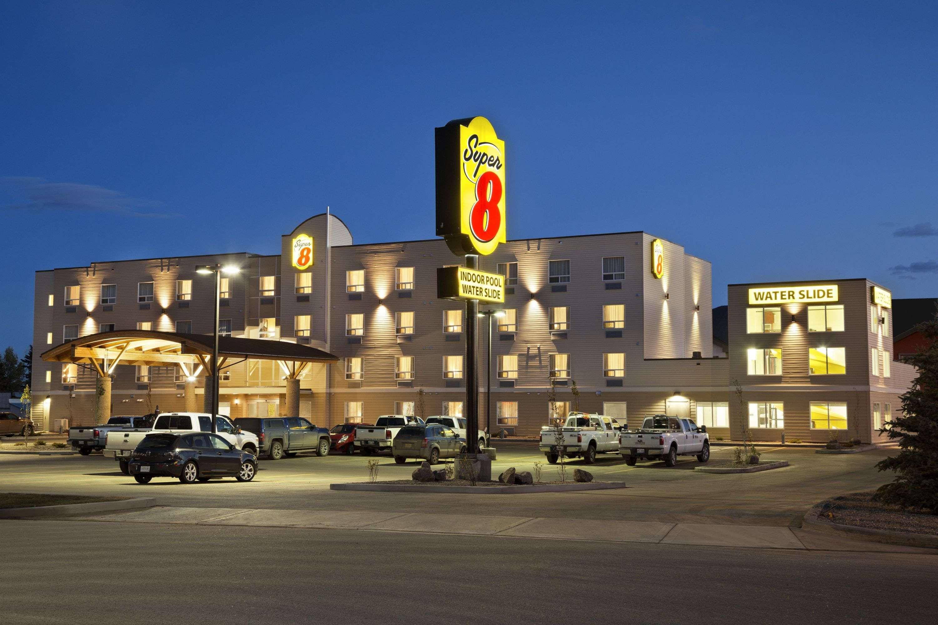 Super 8 By Wyndham Lloydminster Hotel Exterior photo