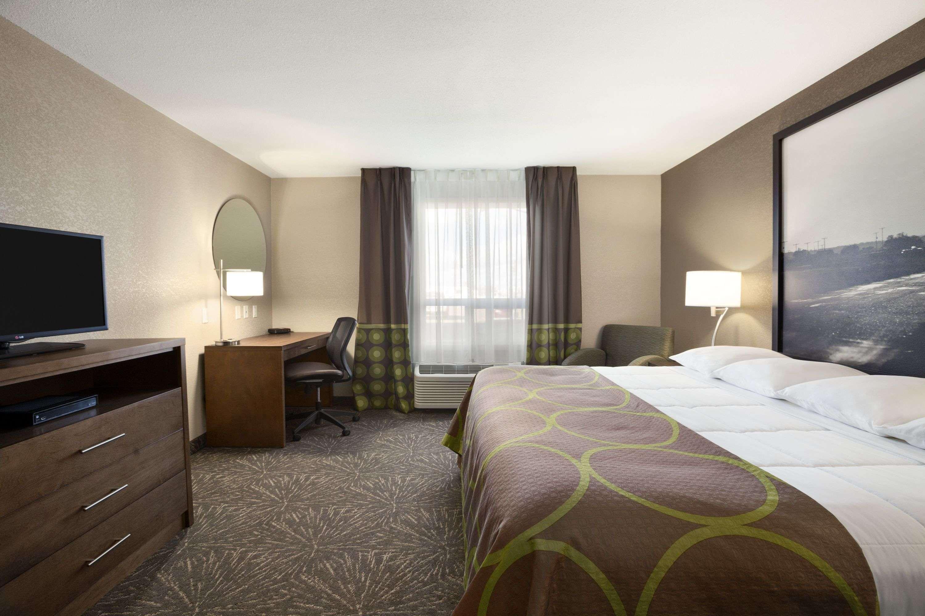 Super 8 By Wyndham Lloydminster Hotel Exterior photo