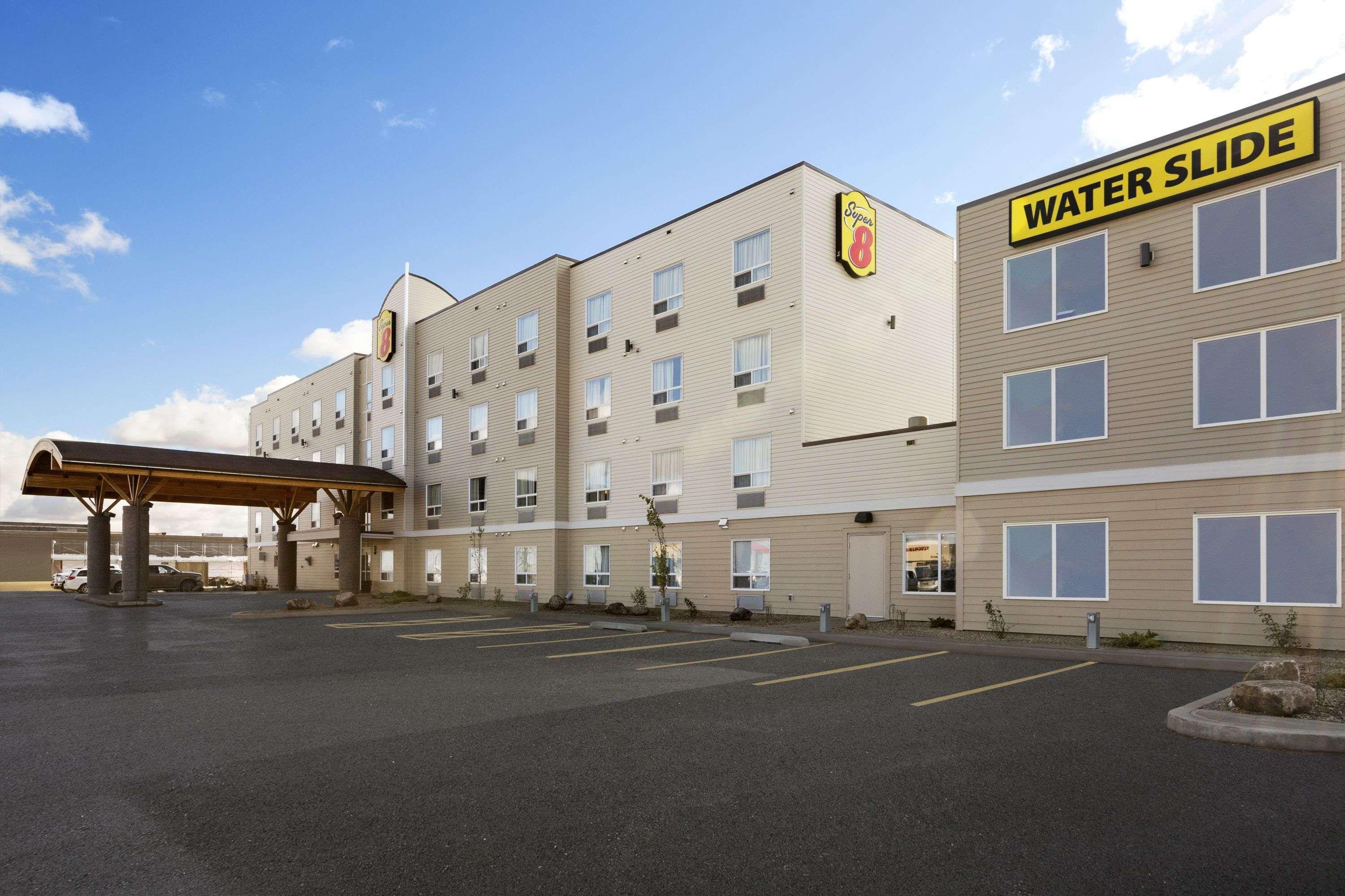 Super 8 By Wyndham Lloydminster Hotel Exterior photo