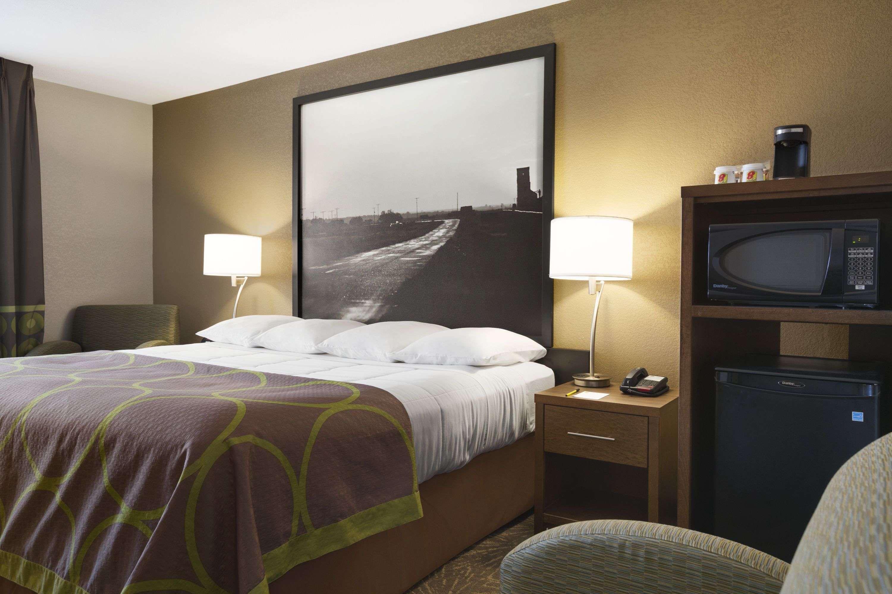 Super 8 By Wyndham Lloydminster Hotel Exterior photo